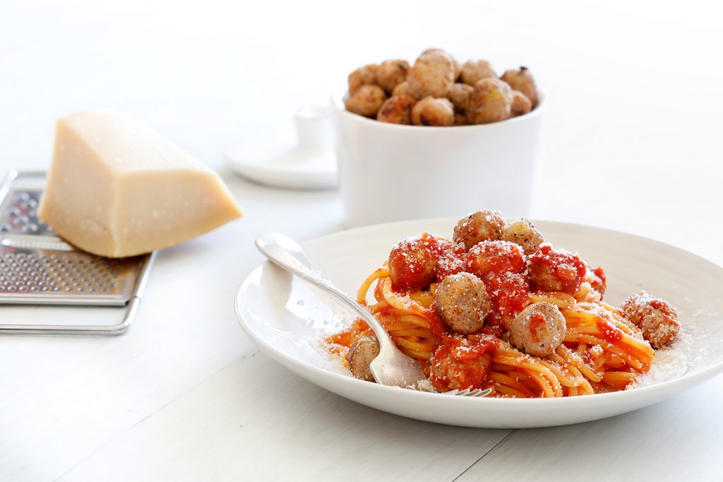 Spaghetti con polpette: una ricetta che più italiana non si può -  
