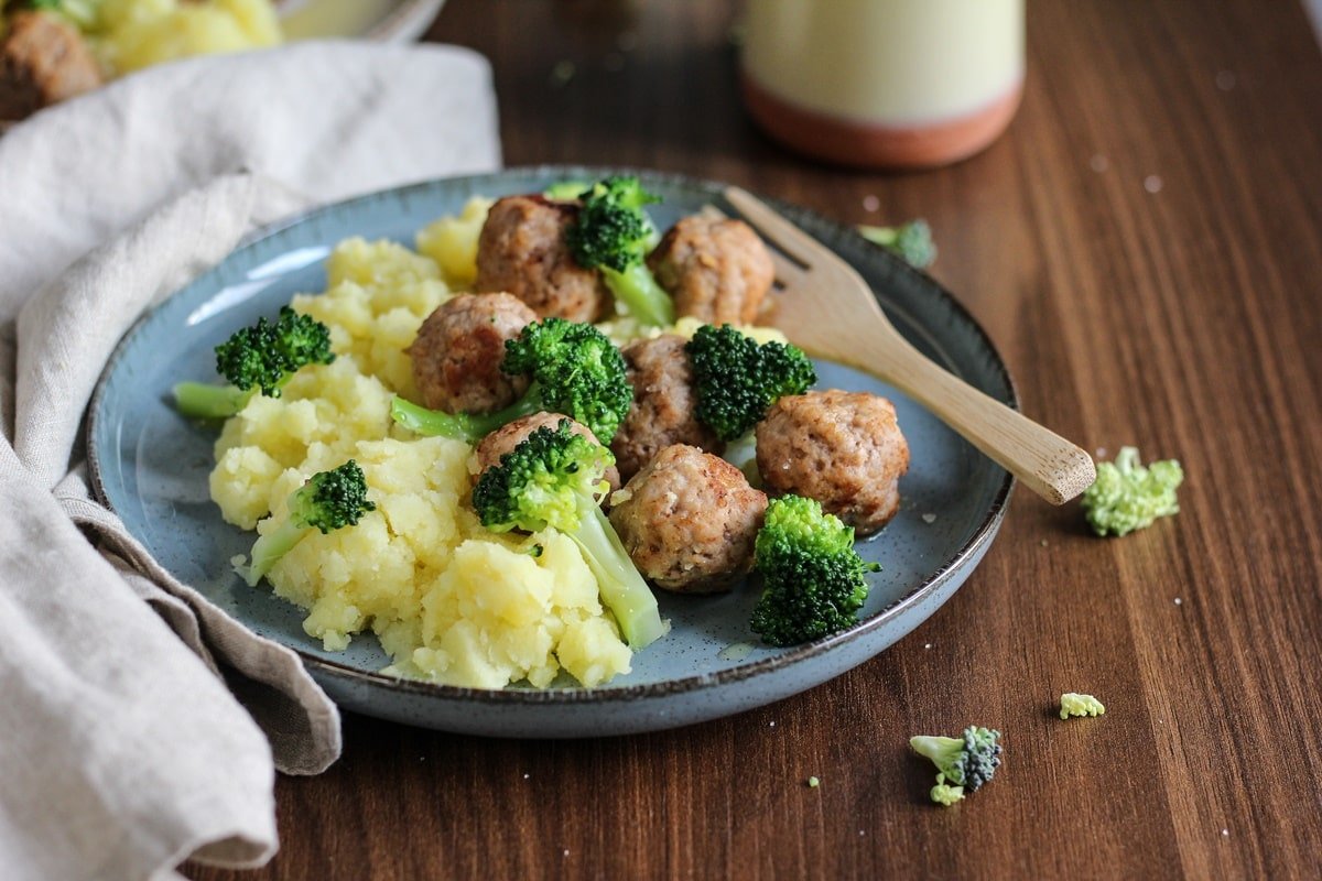 Ricette per bambini: polpette di vitello con patate e broccoli